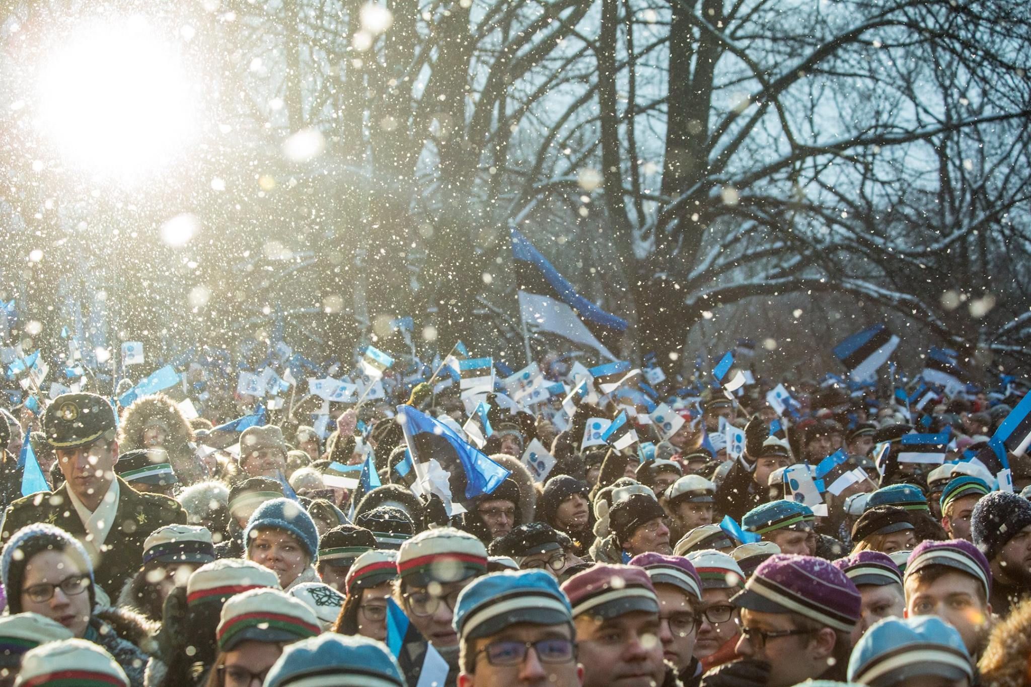 Rahvahulk sinimustvalgete lippudega