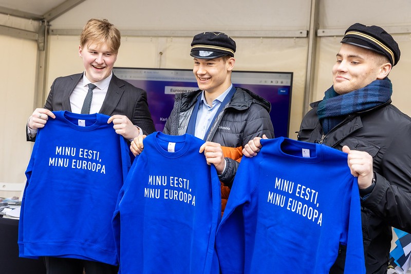 Reaalkooli noored Euroopa päeval 2022 Stenbockis.jpg