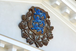 Riigivapp Stenbocki maja õuepoolsel fassaadil. Foto: Artur Sadovski