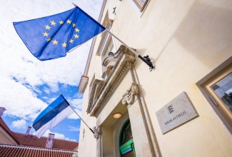 Eesti ja Euroopa Liidu lipud lehvimas Riigikantselei hoonel