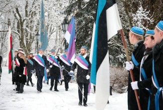 Üliõpilased Kalevipoja kuju juurde kogunemas
