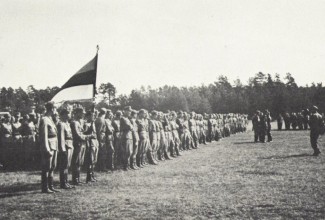 Soompoisid rivistusel Eesti lipuga