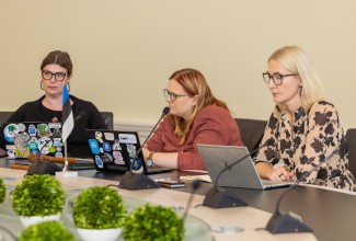 Vaimse tervise nõukoja koosolek, fotol istuvad laua taga Maria Murumaa-Mengel ja Andra Siibak