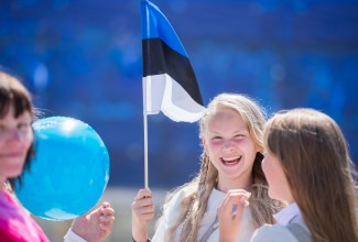 Lapsed hoidmas Eesti lippu