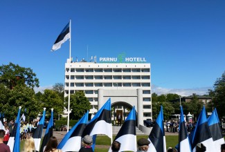 Rahvas Pärnu keskplatsil, sinimustvalged lipud lehvimas.